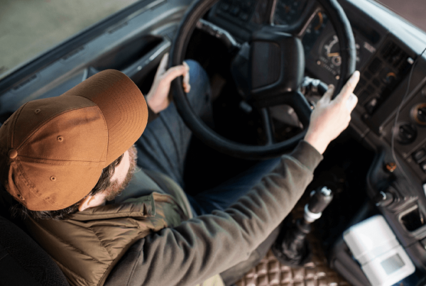 entenda as diferenças entre motorista terceirizado e agregado