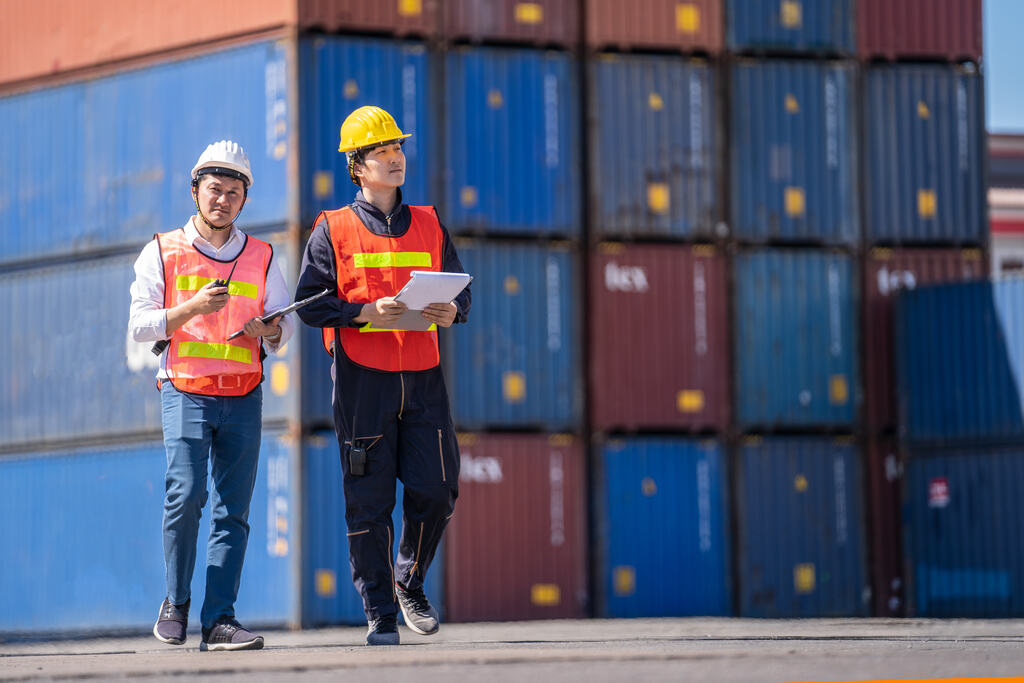 Trabalhadores realizando atividades da engenharia logística