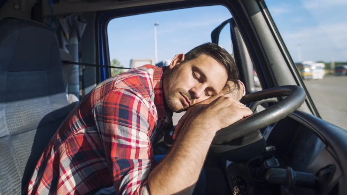 Lei do caminhoneiro: o que é, o que mudou e como manter sua transportadora em conformidade
